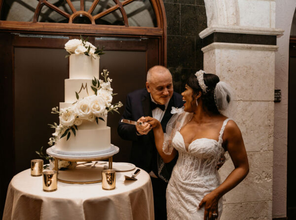 couple cutting cake at isleworth country club wedding